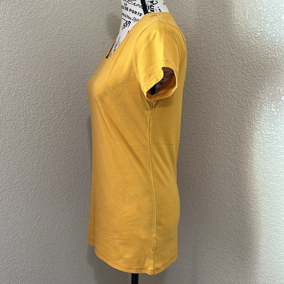 No Boundaries Women’s Scoop Neck Short Sleeve Tee - Picture 3 of 5